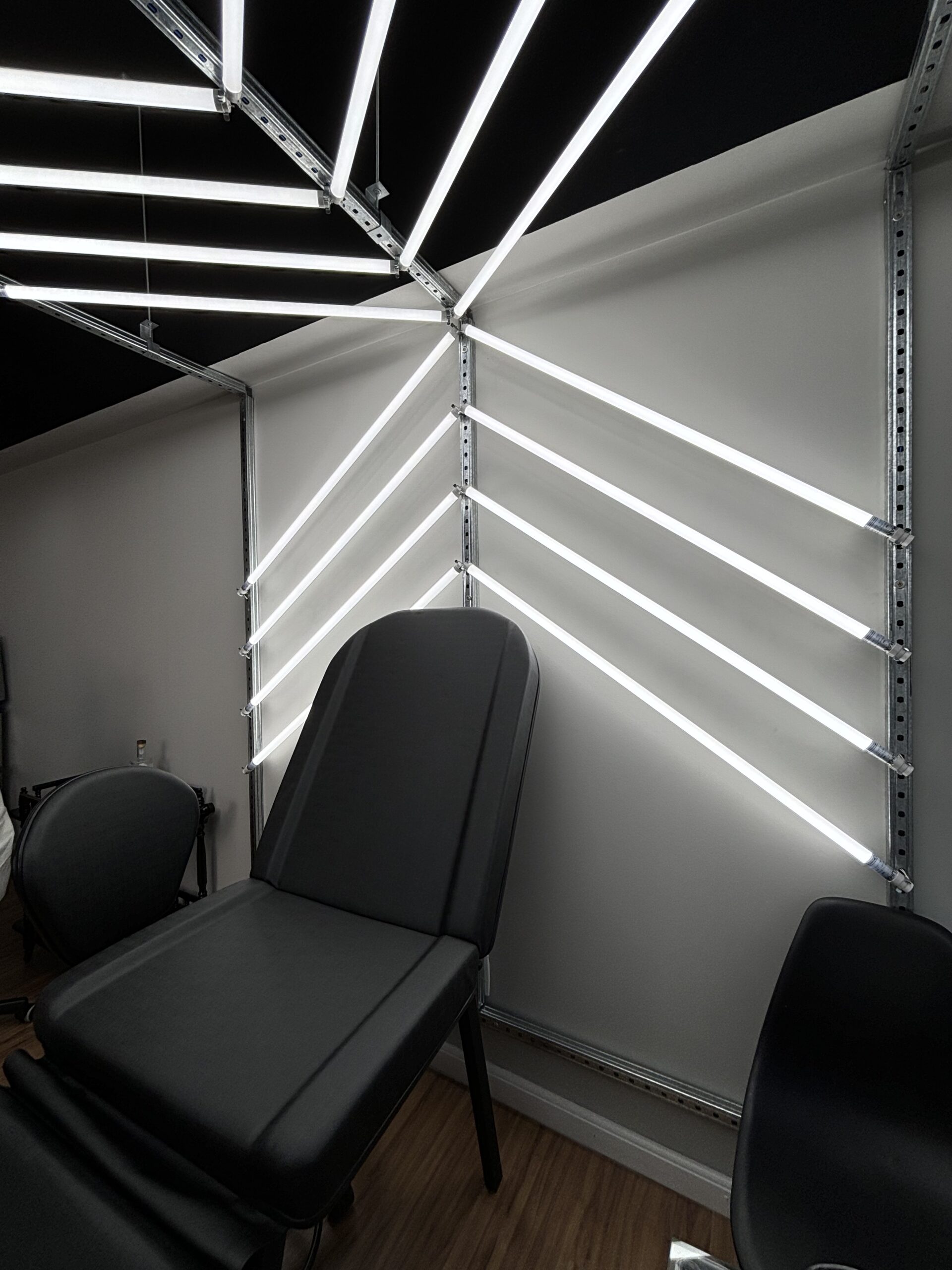 Tubular LED de 120 cm aplicado na estrutura sobre a área de tatuar