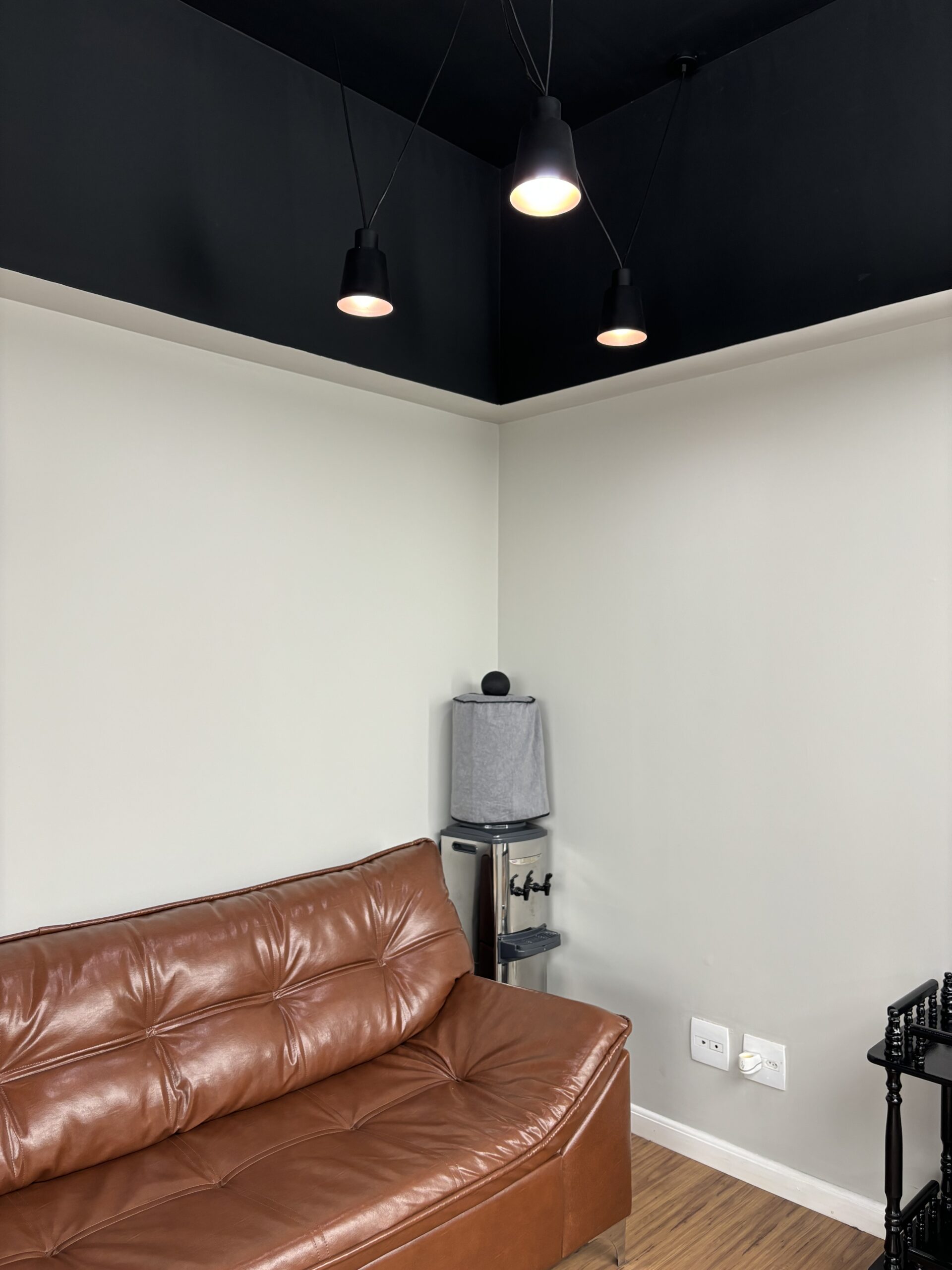 Detalhe da iluminação difusa eliminando sombra projetada na maca