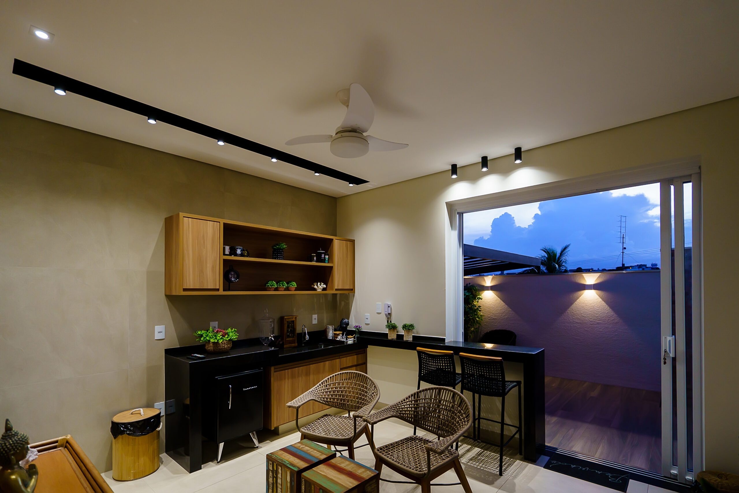 iluminação residencial, área gourmet interna, com trilho eletrificado e spots direcionais para a bancada