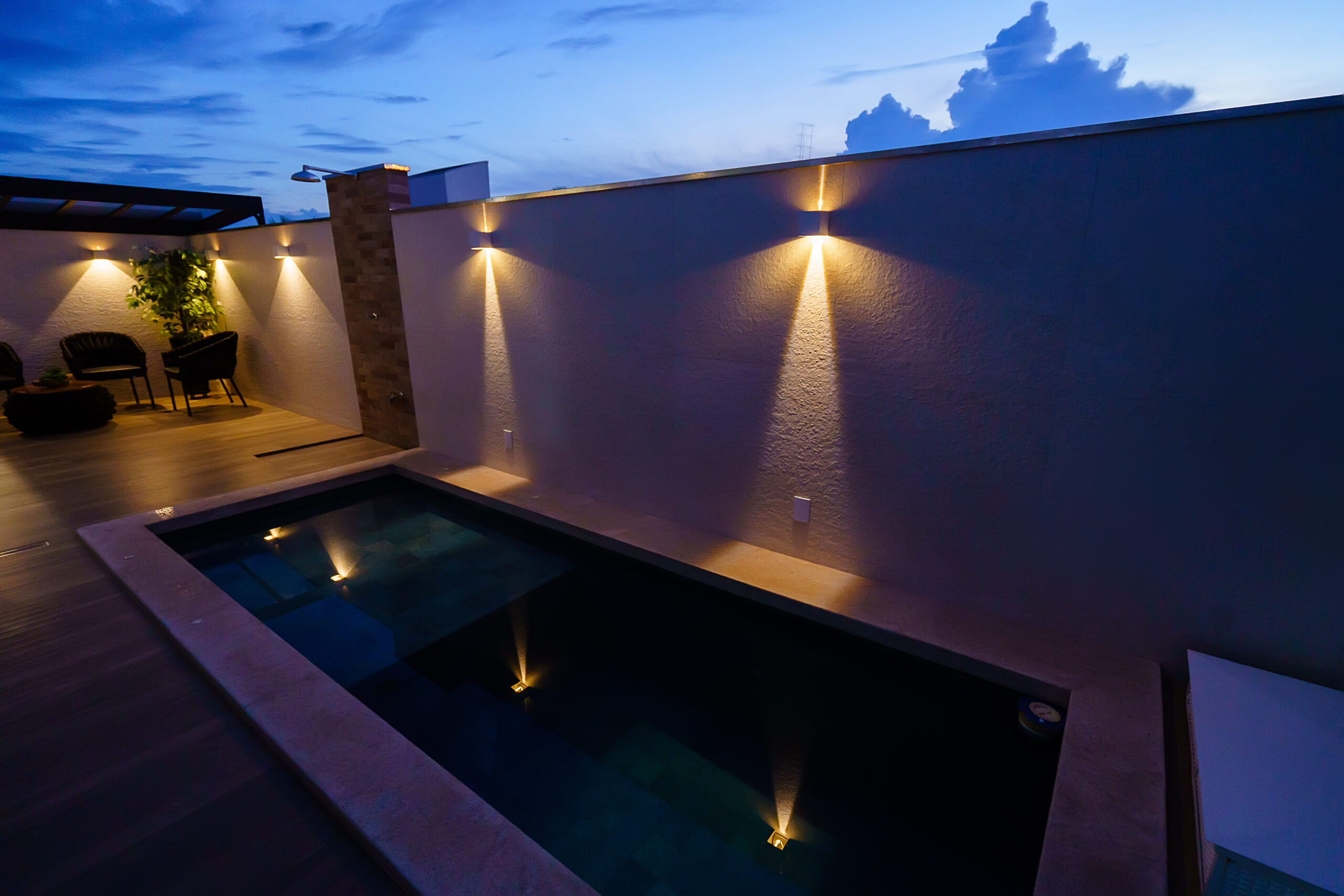 iluminação residencial, área externa, piscina e arandelas iluminando o espaço