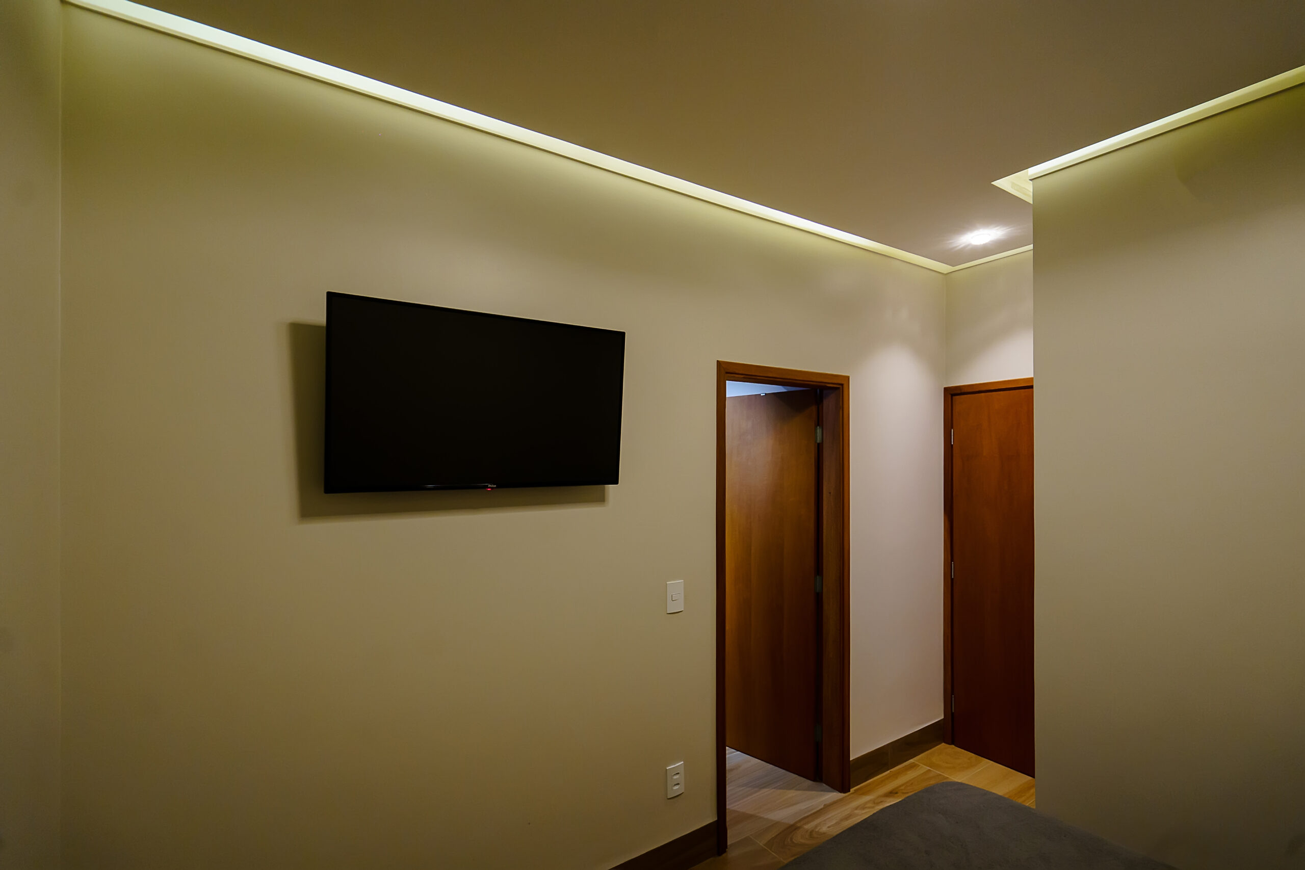 projeto de iluminação residencial, dormitórios com sanca e plafons de luz indireta