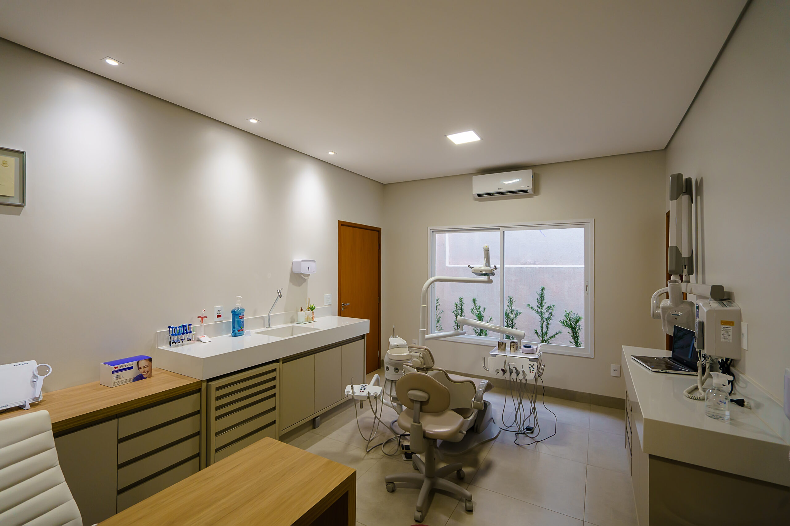 iluminação para clínica, sala de atendimento odontológico, spots varrendo a parede e plafons de iluminação geral