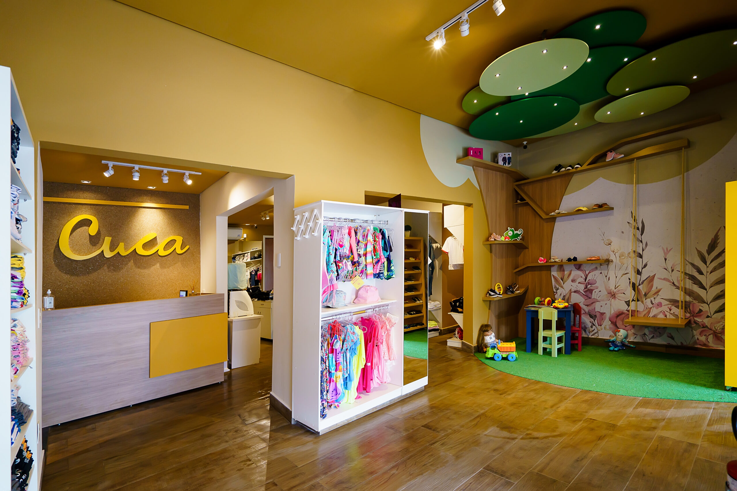 loja de roupas infantis, iluminação planejada com trilho e spots