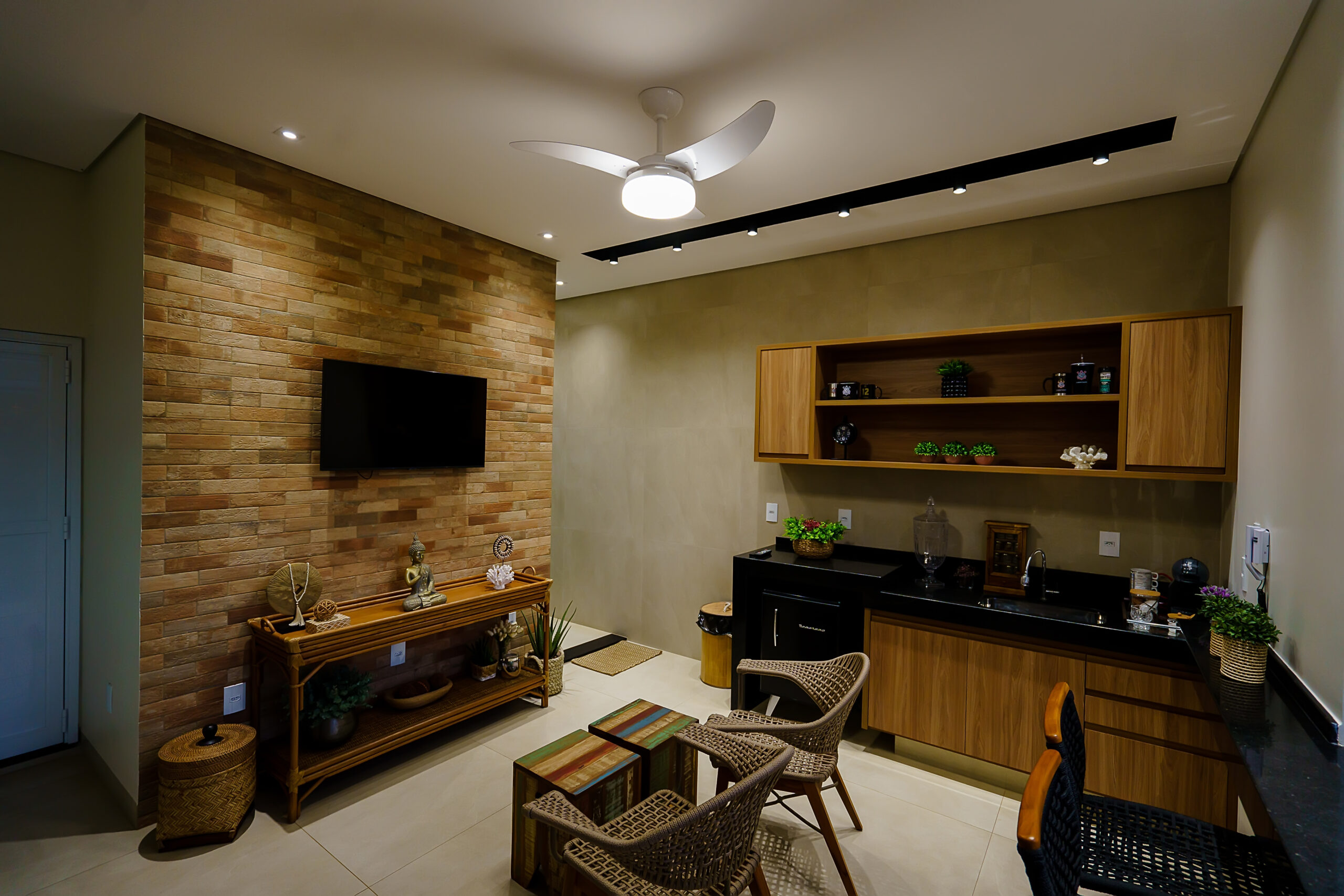 iluminação residencial, área gourmet integrada com sala de estar interna, iluminação com trilho eletrificado, spots e ventilador de teto